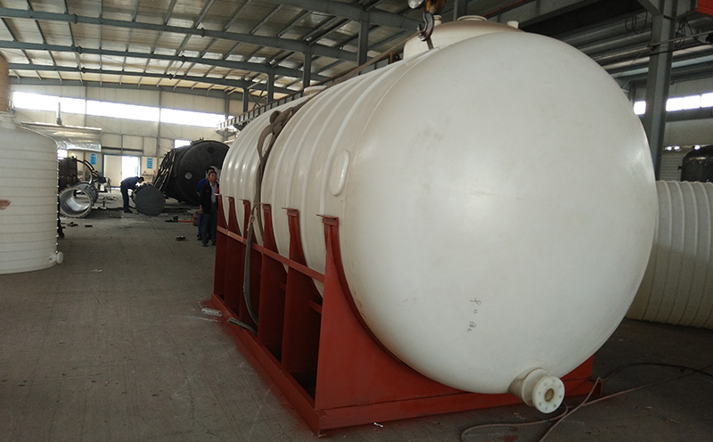 鶴壁市鶴鑫化工有限責(zé)任公司之聚乙烯儲罐